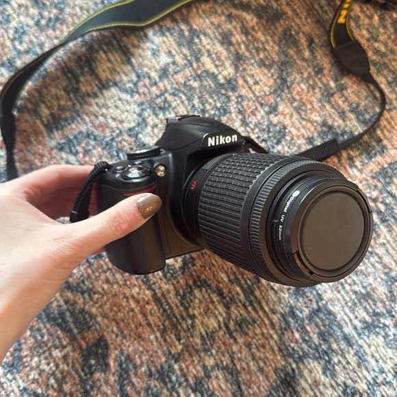 Nikon D3000 DSLR Camera with additional lens and tripod - Picture 4 of 10